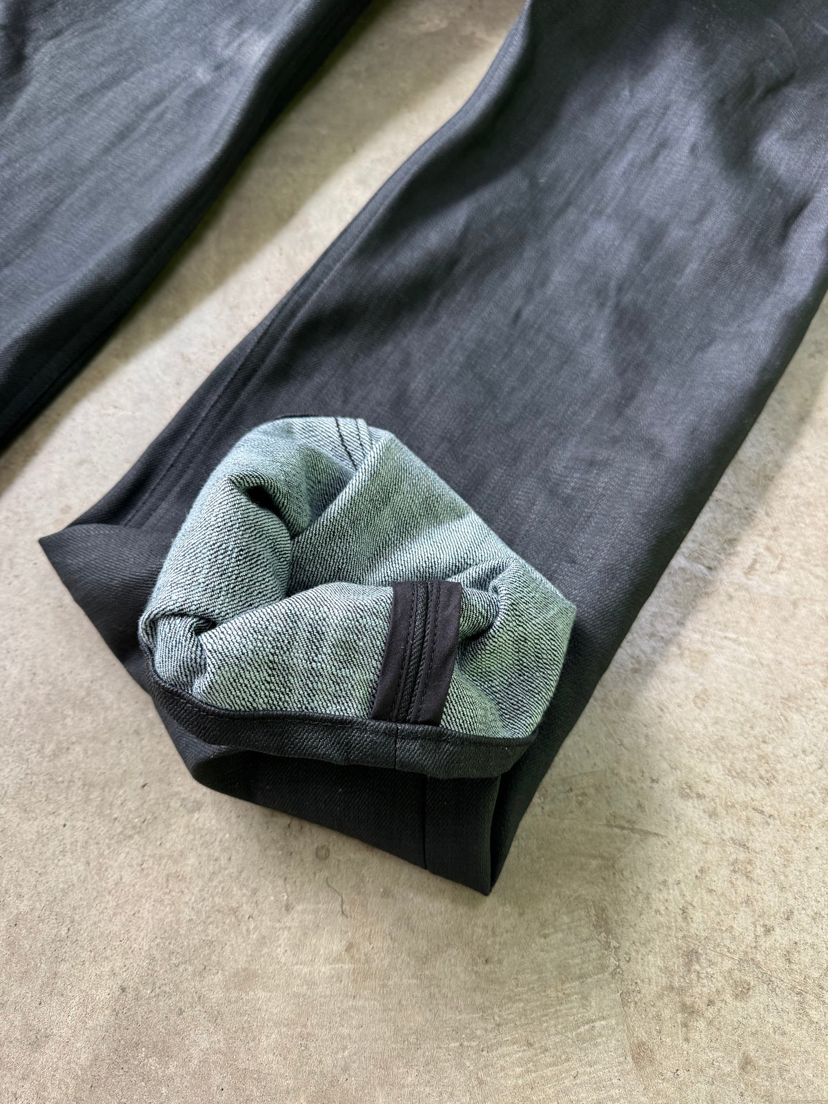 “oil” crosshatch loose denim